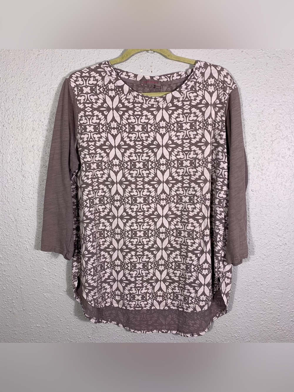 Fresh Produce Taupe 3/4 Sleeve w/ White Floral Screen Print Round Neck Tee size